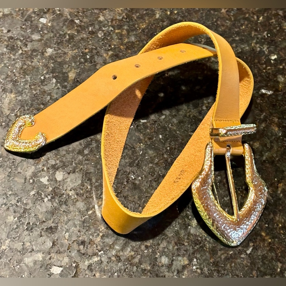 ⭐️VINTAGE Caramel Colored Leather Belt w/Large Gold-Tone Buckle & End Tip XS⭐️ - Picture 1 of 11